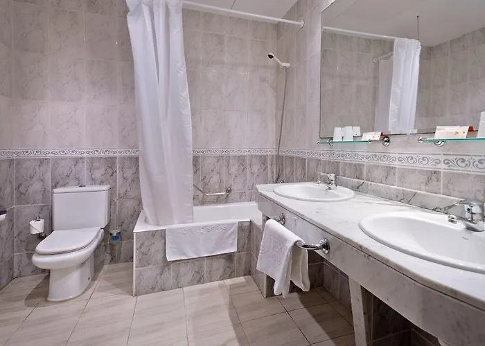 فندق Hotel Vila Calella كاليليا